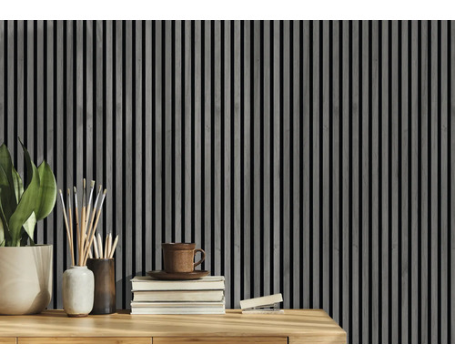 Panneaux de bois au mur avec des objets de décoration sur la table