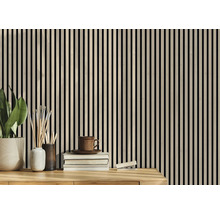 Revêtement mural décoratif avec des lamelles de bois verticales servant de toile de fond à un intérieur.