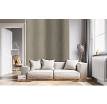 Salon avec mur en panneaux, canapé et fenêtre pour une ambiance lumineuse.