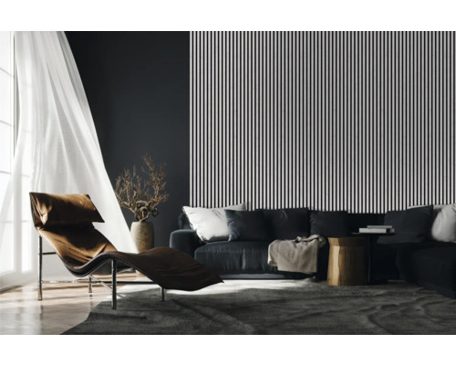 Salon avec canapé, fauteuil, tapis et panneaux muraux