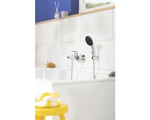 Robinet de bain avec douchette sur une baignoire blanche