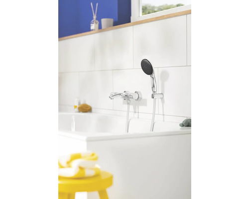 Salle de bains avec robinetterie, douche et baignoire.