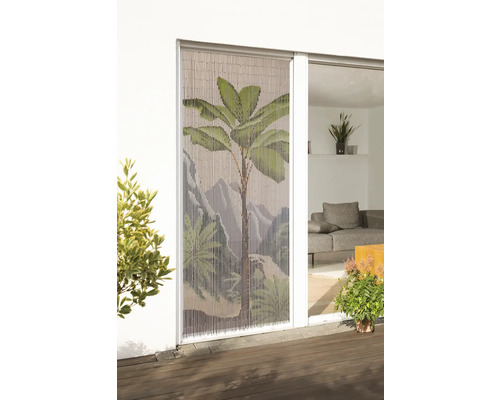 Rideau décoratif en bambou avec un motif jungle imprimé devant une porte de patio.