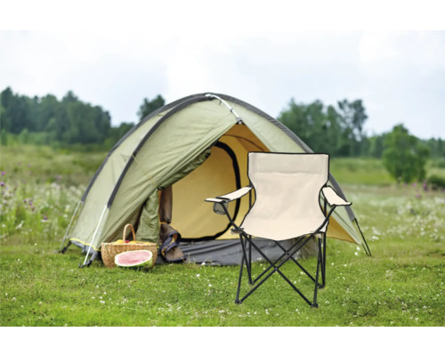 Scène de camping avec tente et chaise de camping dans un champ