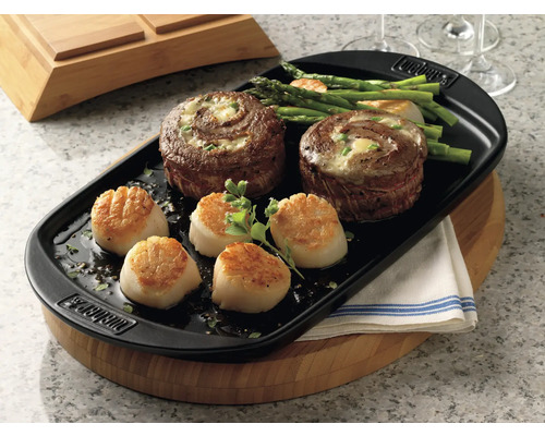 Servierplatte mit Filet, Jakobsmuscheln und Spargel