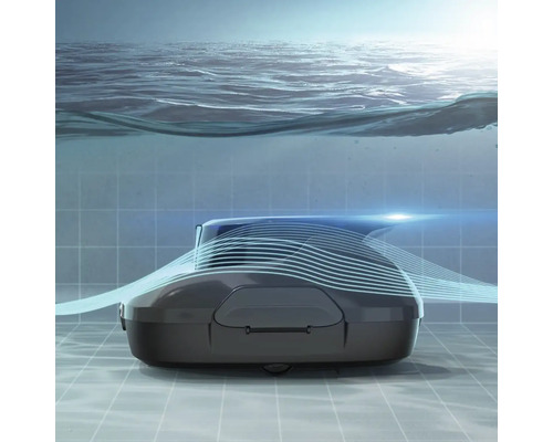 Nettoyeur de piscine sous l''eau au travail