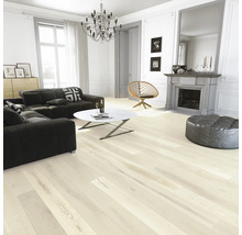 Heller Wohnraum mit Sofa, Couchtisch, Kamin, Sessel und Holzfußboden