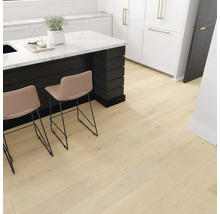 Heller Holzboden in einer Küche mit Kücheninsel und Barhockern.