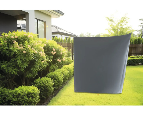 Graue Schutzhülle im Garten