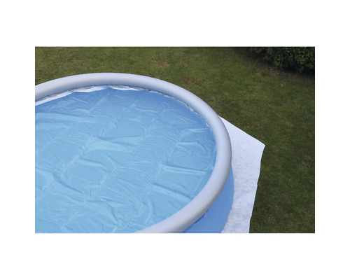 Piscine gonflable avec couverture dans le jardin