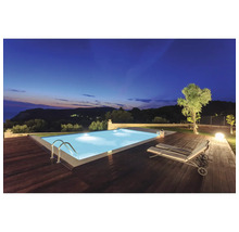 Piscine éclairée avec terrasse en bois et chaise longue au crépuscule