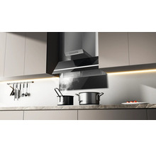 Hotte aspirante dans une cuisine moderne au-dessus de casseroles