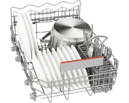Lave-vaisselle avec vaisselle et casserole