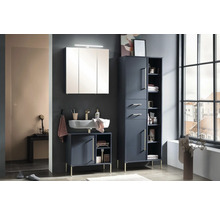 Salle de bain avec meuble sous-lavabo, armoire de toilette et armoire haute dans un design lumineux et spacieux.