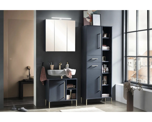Salle de bain avec meuble sous-lavabo, armoire de toilette et armoire haute dans un design lumineux et spacieux.