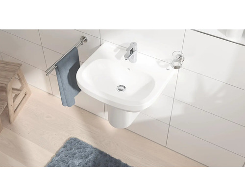 Salle de bains moderne avec lavabo à poser, robinetterie et porte-serviettes