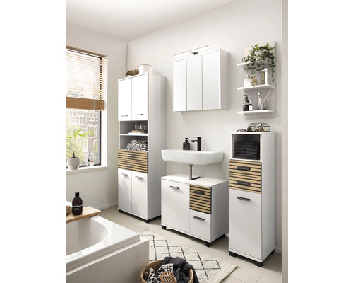 Helles Badezimmer mit Badmöbeln in Weiss und Holzakzenten, inklusive Waschtischunterschrank, Hochschrank und Spiegelschrank.