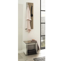 Salle de bain avec panneau de vestiaire, banc et serviettes pour une ambiance ordonnée.