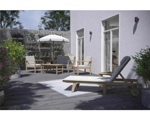 Aussenbereich mit Gartenmöbeln und Sonnenschirm auf einer Terrasse.