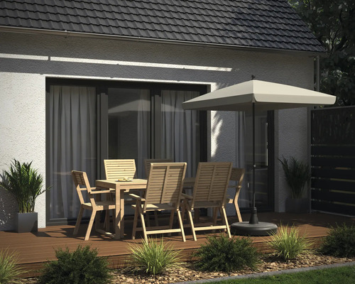 Gartenszene mit Gartentisch, Gartenstühlen und Sonnenschirm auf einer Holzterrasse