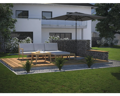 Terrasse mit Lounge-Mobiliar, Sonnenschirm und Gabionen im Garten