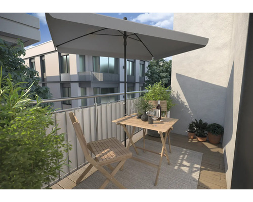 Scène de balcon avec table, chaise, parasol et plantes