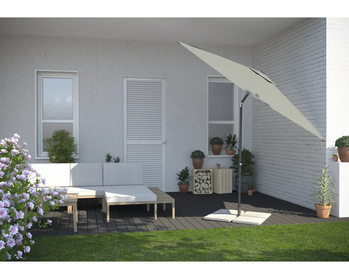 Terrasse avec parasol, salon de jardin et décoration