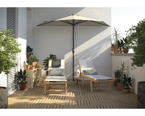 Terrasse avec parasol, chaises longues, plantes et dalles de terrasse