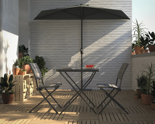 Scène de balcon avec parasol, table, chaises et plantes