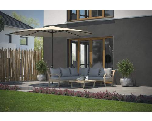 Aussenbereich mit Gartenmöbeln, Sonnenschirm und Bambuszaun