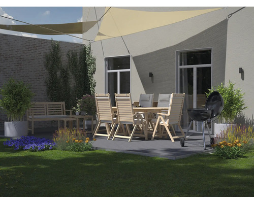 Aussenbereich mit Gartentisch, Stühlen, Grill und Sonnensegel