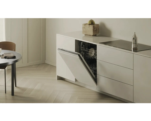 Einbaugeschirrspüler mit offener Tür in einer modernen Küche