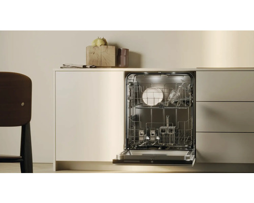 Offener Geschirrspüler in einer hellen Küche mit Geschirr
