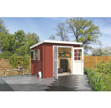 Abri de jardin avec portes ouvertes, cible de fléchettes, pneus et étagères de rangement dans le jardin