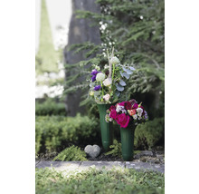 Deux arrangements floraux dans des vases sur une tombe