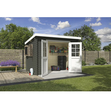 Scène de jardin avec cabanon en bois avec portes et volets ouverts