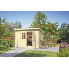 Scène de jardin avec abri de jardin en bois, mobilier de jardin et outils de jardin à l''extérieur.