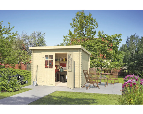 Scène de jardin avec abri de jardin en bois, mobilier de jardin et outils de jardin à l''extérieur.