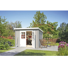 Jardin avec abri de jardin, tondeuse à gazon et salon de jardin