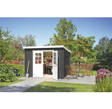 Scène de jardin avec abri de jardin, outils de jardinage, tondeuse à gazon et coin salon dans le jardin