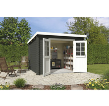 Scène de jardin avec abri de jardin en bois, établi et étagères de rangement