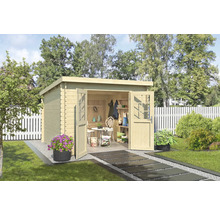 Scène de jardin avec une cabane de jardin en bois avec des portes ouvertes, une petite table avec des chaises, des étagères et des outils de jardinage.