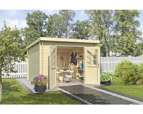 Abri de jardin Outdoor Life San Jose 295 x 313,9 cm nature Scène de jardin avec une cabane de jardin en bois avec des portes ouvertes, une petite table avec des chaises, des étagères et des outils de jardinage.
