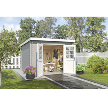 Scène de jardin avec remise de jardin grise, portes ouvertes et mobilier de jardin