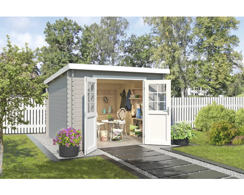 Abri de jardin Outdoor Life San Jose 295 x 313,9 cm gris clair Scène de jardin avec remise de jardin grise, portes ouvertes et mobilier de jardin