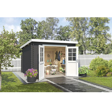 Abri de jardin avec portes doubles ouvertes, aménagé avec table et chaises, entouré d''un jardin