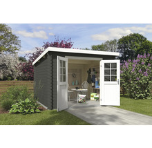 Scène de jardin avec abri de jardin en bois avec double porte, mobilier de jardin et accessoires de jardin