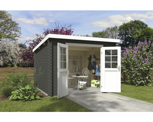 Scène de jardin avec abri de jardin en bois avec double porte, mobilier de jardin et accessoires de jardin