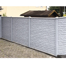 Mur de pierre gris servant de clôture de jardin