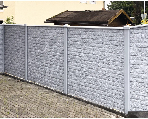 Mur de pierre gris servant de clôture de jardin